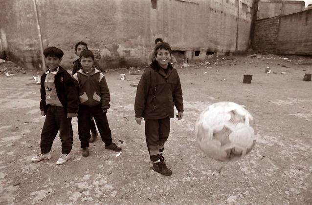 Enfants jouant au foot à Hébron